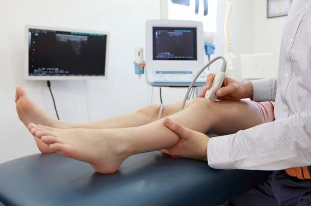 Examining the legs before varicose vein surgery