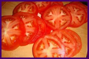 Tomatoes will help relieve the pain and heaviness of varicose veins in the legs
